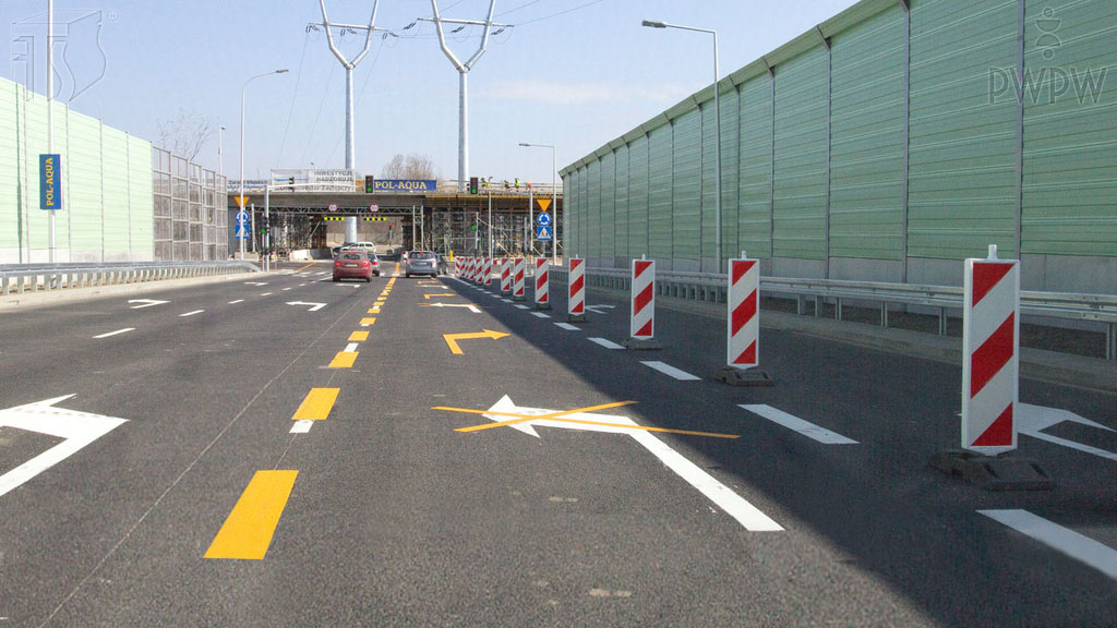 You are driving on the right lane. Are you allowed to turn right at the intersection?